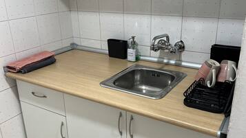 Kühlschrank, Mikrowelle, Ofen, Wasserkocher mit Kaffee-/Teezubehör