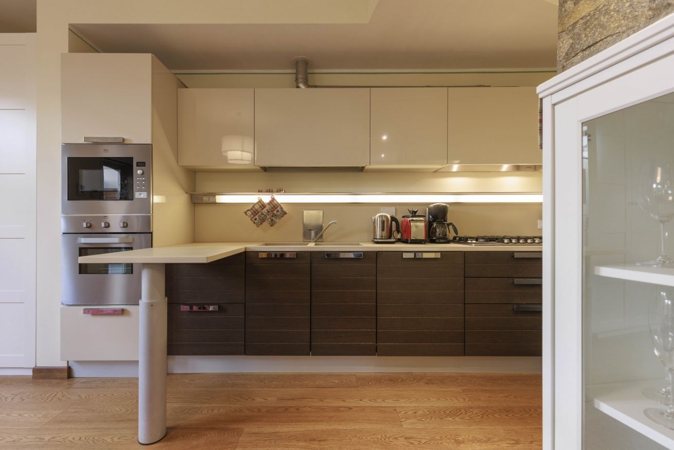 冷蔵庫、電子レンジ、オーブン、コンロ