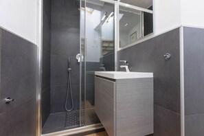 Regadera, bidet, toallas, shampoo 