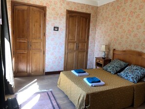 4 dormitorios, tabla de planchar con plancha, cuna de viaje