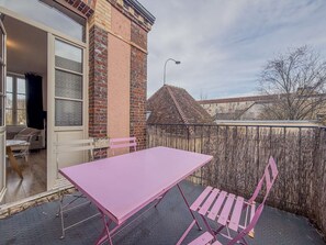 Outdoor dining - La Rose Urban with private parking and near train station (Nogent-le-Rotrou)