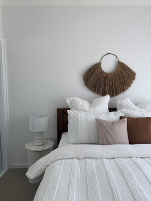 3 bedrooms, iron/ironing board, WiFi, bed sheets - Mabel: Family Holiday Home Ulladulla (Ulladulla)