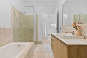 Towels, soap, toilet paper - Mabel: Family Holiday Home Ulladulla (Ulladulla)
