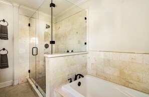 Shower, hair dryer, towels, soap - Lucky House 2 Tranquility in the Middle of Houston (Houston)