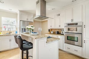 Coffee/tea maker, fridge, microwave, oven - Lucky House 2 Tranquility in the Middle of Houston (Houston)