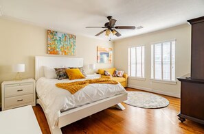 4 slaapkamers, een bureau, een strijkplank/strijkijzer, reisbedje