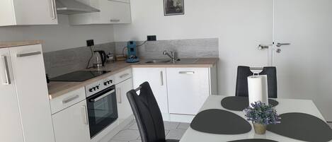 Mikrobølgeovn, ovn, kokeplater og oppvaskmaskin