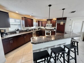 Fridge, microwave, oven, stovetop - Luxury•Heated Pool • Gulf Access Canal • Cape Coral (Cape Coral)
