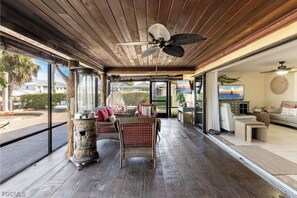 Smart TV, ping pong, stereo - Luxury•Heated Pool • Gulf Access Canal • Cape Coral (Cape Coral)