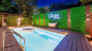 Zona de piscina con un letrero que dice "CARY Ville" y una bañera blanca.