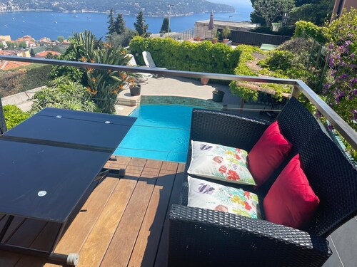 Bas de villa , piscine , vue féerique