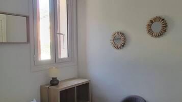 2 makuuhuonetta, silitysrauta/-lauta, Wi-Fi, vuodevaatteet