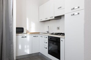 Frigorífico, microondas y horno