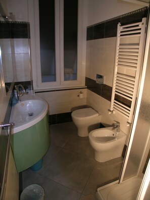 Shower, hair dryer, bidet, towels - A4 minutes walk from the central station apartment "LAMARMORA9" with2balconies (La Spezia)