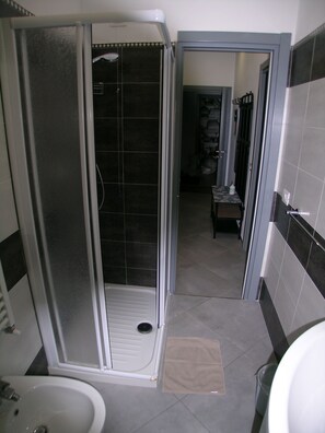 Shower, hair dryer, bidet, towels - A4 minutes walk from the central station apartment "LAMARMORA9" with2balconies (La Spezia)