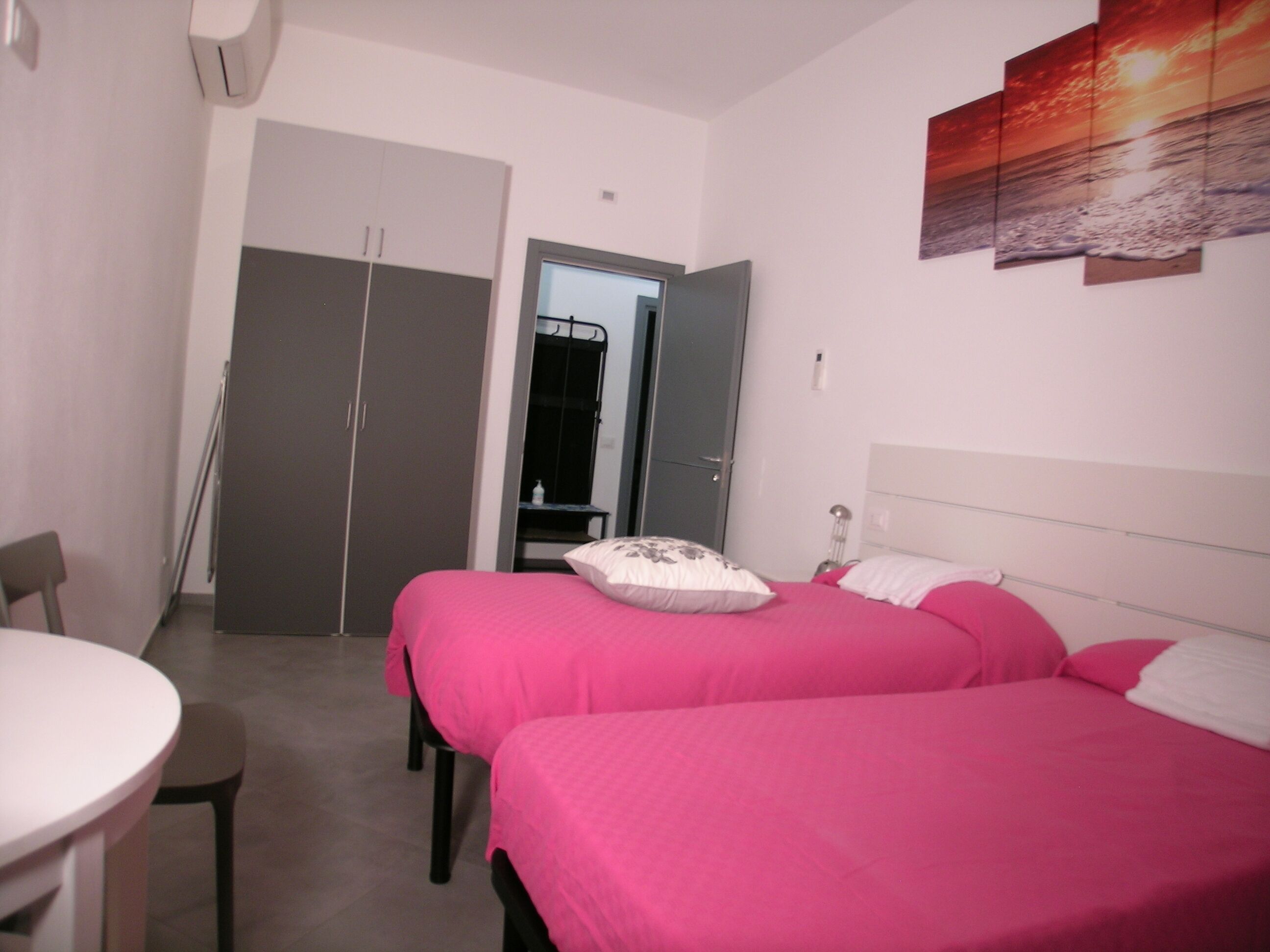 Een strijkplank/strijkijzer, wifi, beddengoed