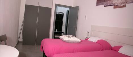 Een strijkplank/strijkijzer, wifi, beddengoed