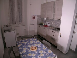 Private kitchen - A4 minutes walk from the central station apartment "LAMARMORA9" with2balconies (La Spezia)