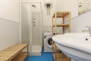 Dusche, Bidet, Handtücher, Shampoo