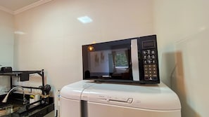 Une cuisine équipée d’un four à micro-ondes et d’un réfrigérateur.