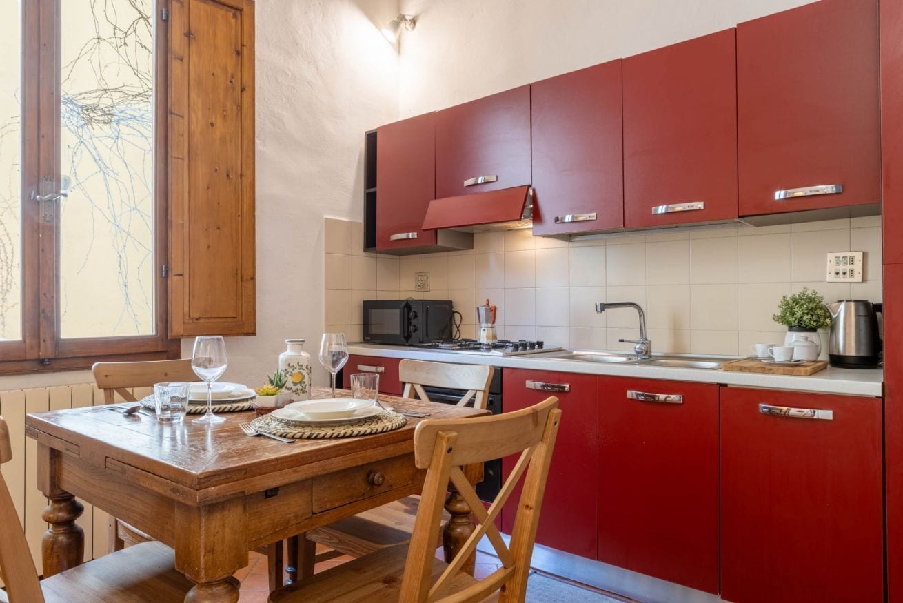 Jääkaappi, mikroaaltouuni, uuni