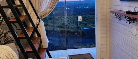 Chalé luxo, sacada, vista para a montanha | Área de estar