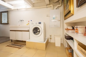 A laundry area with a washing machine, a sink, and a cabinet. - Pitti Grand Retreat - Florence (Florence)