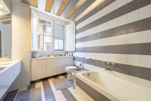 Shower, bidet, towels, shampoo - Pitti Grand Retreat - Florence (Florence)