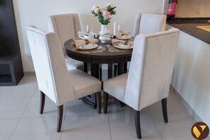 Apartamento de lujo, balcón, vistas a la ciudad | Servicio de comidas en la habitación