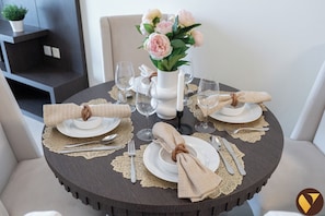 奢华公寓, 阳台, 城市景观 | 客房内用餐