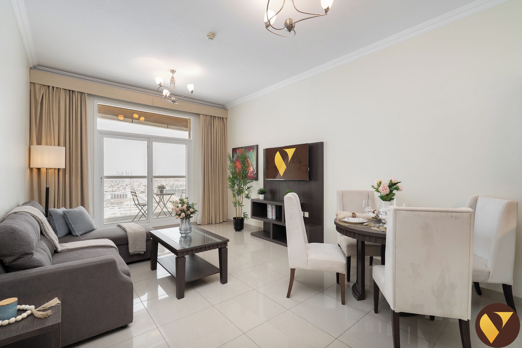 ラグジュアリー アパートメント バルコニー シティビュー | リビング エリア | 65 インチのスマートテレビ (ケーブル放送視聴可)