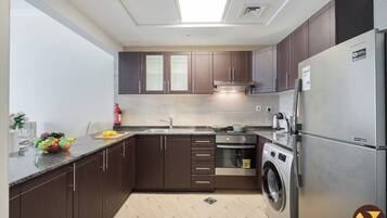 Luksushuoneisto, parveke, kaupunkinäköala | Yksityinen keittiö | Täysikokoinen jääkaappi, mikroaaltouuni, uuni, liesi