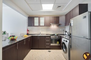 Luxury Apartment, Balcony, City View | Private kitchen | Full-size fridge, microwave, oven, stovetop - Vogue | Siraj Tower Arjan near Miracle Garden (Dubai)