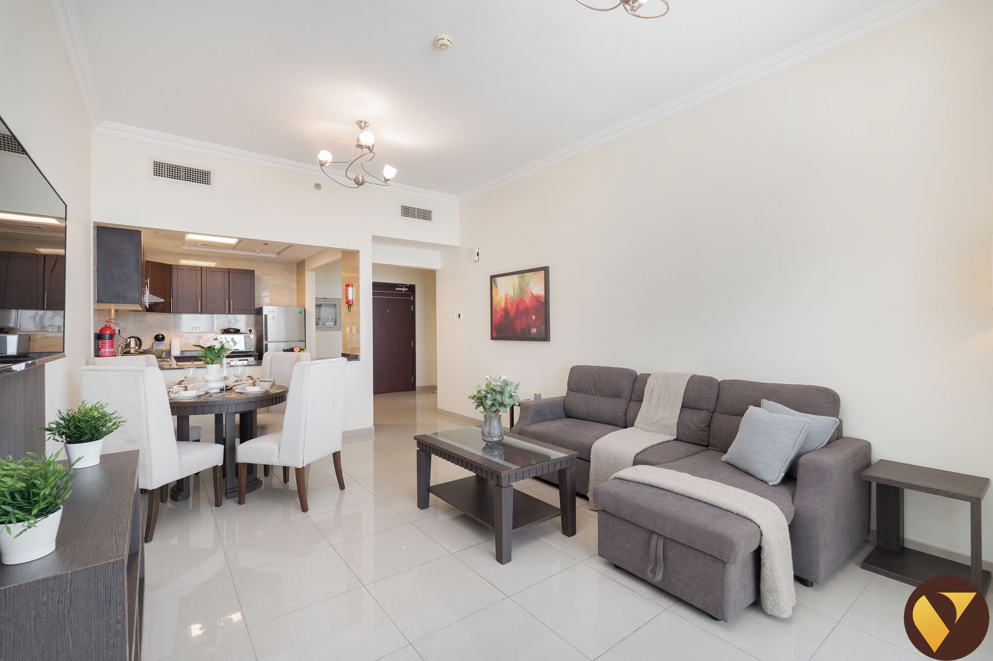 Luxury-Apartment, Balkon, Stadtblick | Wohnbereich | 65-Zoll-Smart-TV mit Kabelempfang