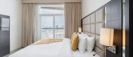 Luxury-Apartment, Balkon, Stadtblick | Zimmersafe, Bügeleisen/Bügelbrett, Babybetten, kostenloses WLAN