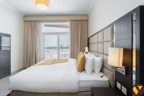 Luksushuoneisto, parveke, kaupunkinäköala | Tallelokero huoneessa, silitysrauta/-lauta, vauvansängyt, ilmainen Wi-Fi