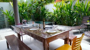 Outdoor dining - Ruby House # private pool, great location on the beach, 150m from the shore. (São Sebastião)