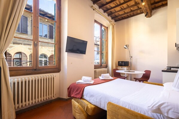 Iron/ironing board - San Frediano Central Studio (Florence)