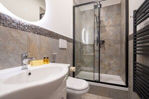 Shower, bidet, towels, shampoo - San Frediano Central Studio (Florence)