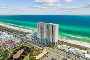 Ein Hochhotel mit Blick auf Strand und Meer.