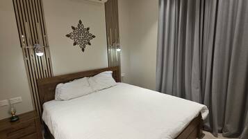 Iron/ironing board, WiFi, bed sheets