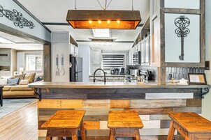 House (5 Bedrooms) | Interior