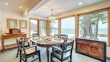 House (5 Bedrooms) | Interior