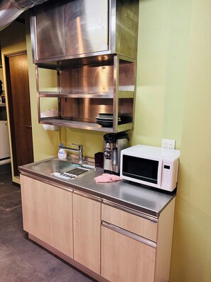 Shared kitchen facilities - SHIMBASHI KON HOTEL (Shimbashi, Minato-ku)
