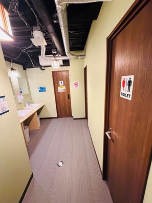 Shower, hair dryer, slippers, bidet - SHIMBASHI KON HOTEL (Tokyo)