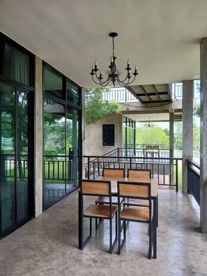 Villa Familiale, véranda, vue établissement | Terrasse/Patio