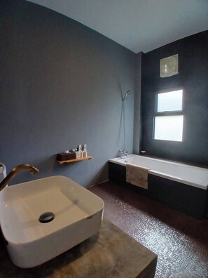 Deluxe villa, veranda, uitzicht op resort | Badkamer | Een bad/douchecombinatie, een haardroger, handdoeken, zeep