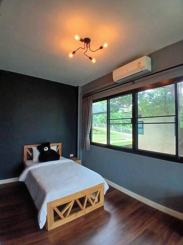 Villa Familiale, véranda, vue établissement