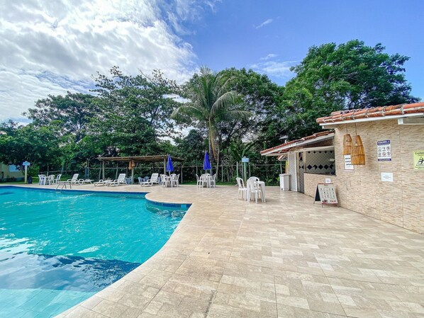 Una piscina al aire libre