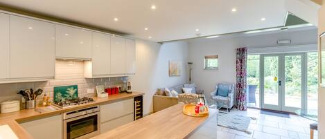 Microondas, horno y lavavajillas